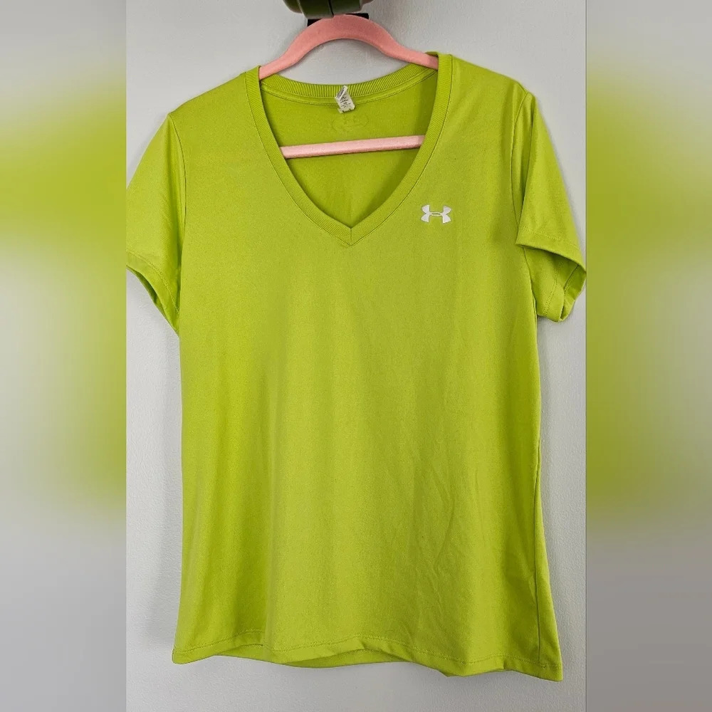UNDER Armour V-neck Athletic Top. L